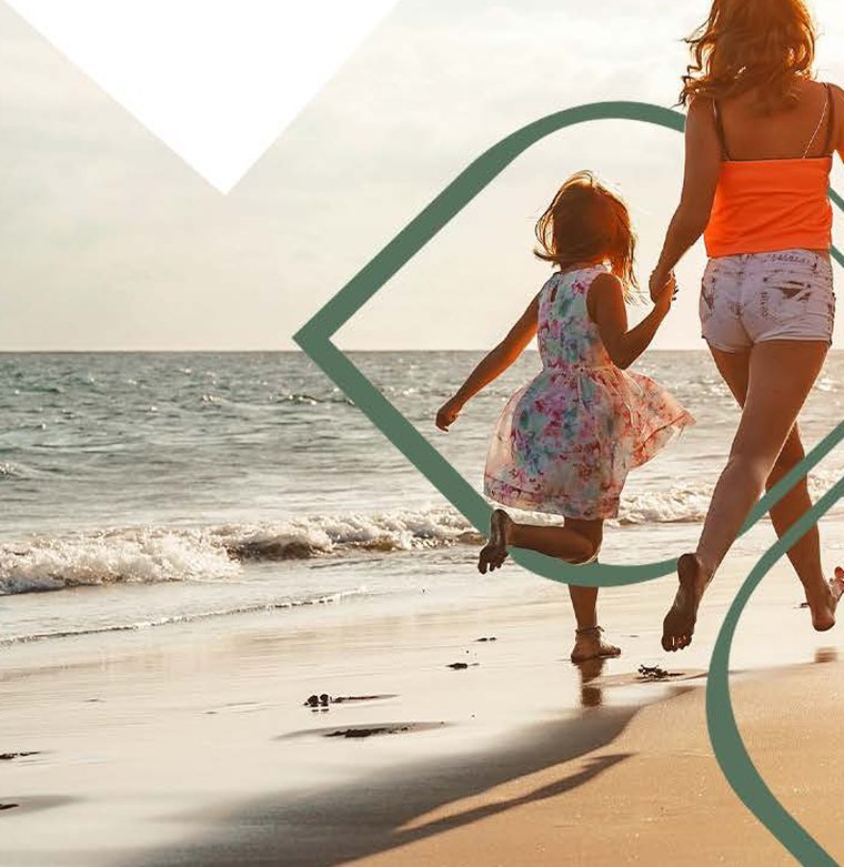 Família aproveitando a praia em Jericoacoara